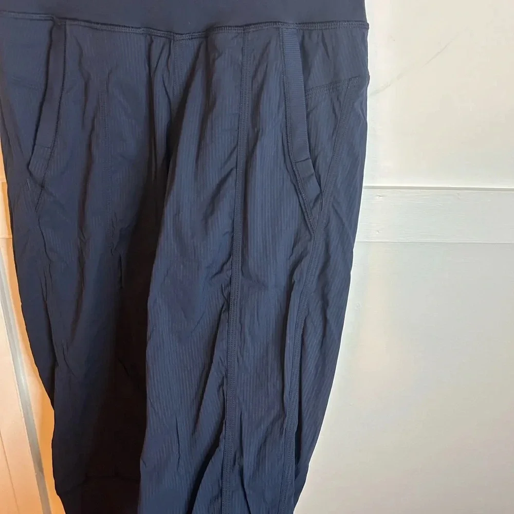LULULEMON NAVY BLUE IN FLUX CROP PANTS